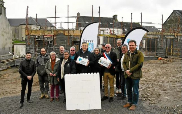 Pose de 1ère pierre symbolique sur le chantier en cours, au coeur du bourg.