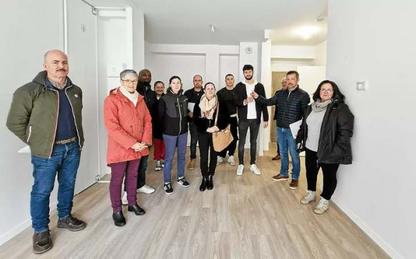 Finistère Habitat, le Département et la commune remettent les clés aux locataires des 3 nouveaux logements, à Plougastel-Daoulas