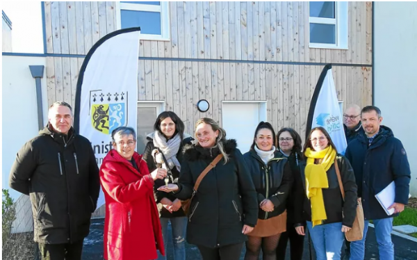 Finistère Habitat, le Département et la commune remettent les clés aux locataires des 2 nouveaux logements, à Ploudalmézeau