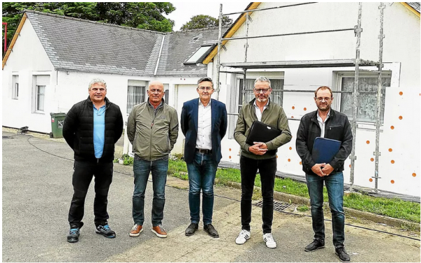 Finistère Habitat, le Département et et la commune de Plounéventer lancent le démarrage du chantier de réhabilitation de 6 pavillons, résidence Keranna.